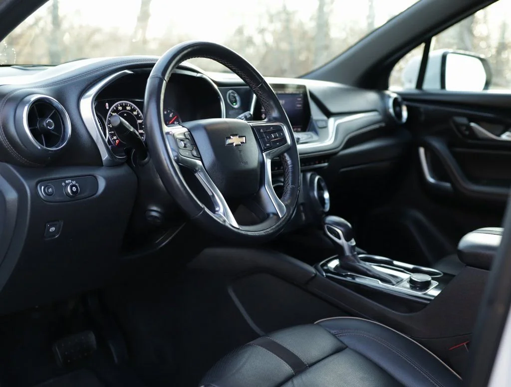 Used 2022 Iridescent Pearl Tricoat Chevrolet Premier image 9
