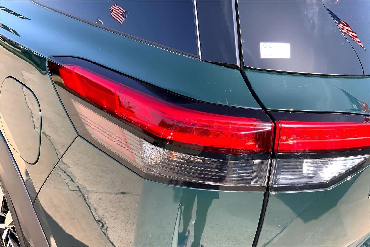 Used 2023 Obsidian Green Pearl Nissan Platinum image 27