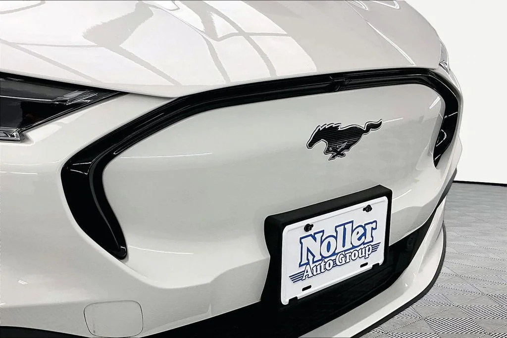 Used 2025 White Metallic Ford Premium image 28