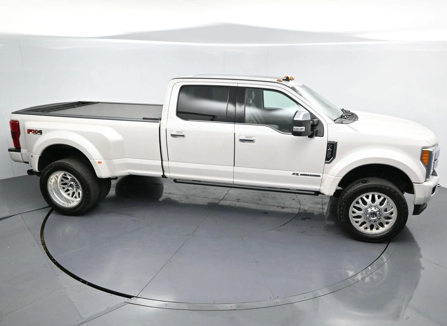 Used 2019 White Platinum Metallic Tri-Coat Ford Platinum image 43