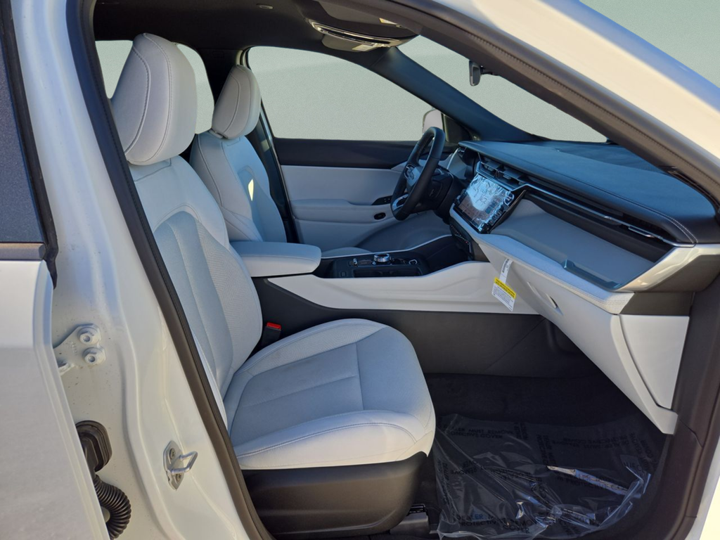 New 2026 Bright White Clear-Coat Exterior Paint Jeep Laredo image 37