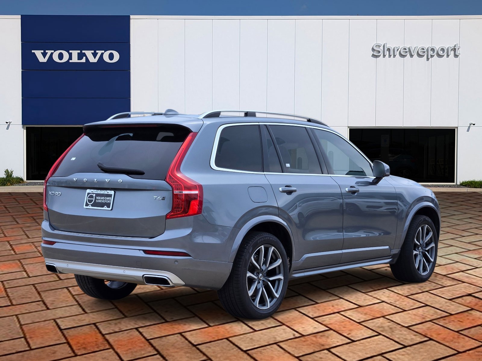 Used 2019 Gray Metallic Volvo Momentum image 4