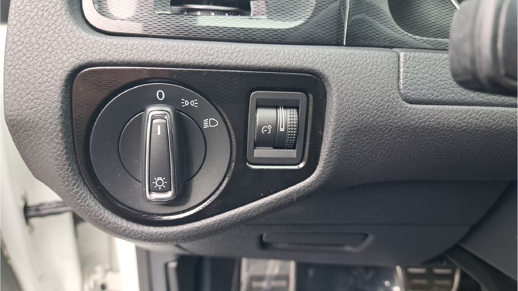 Used 2017  Volkswagen Sport image 32