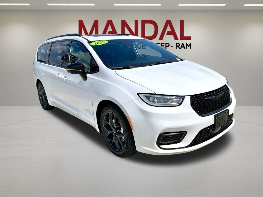 Used 2025 White Chrysler Limited image 4