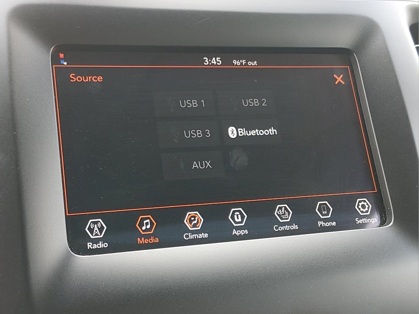 Used 2019 Granite Crystal Metallic Clearcoat Jeep Latitude Plus image 24