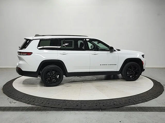 Used 2024 White Jeep Altitude X image 9
