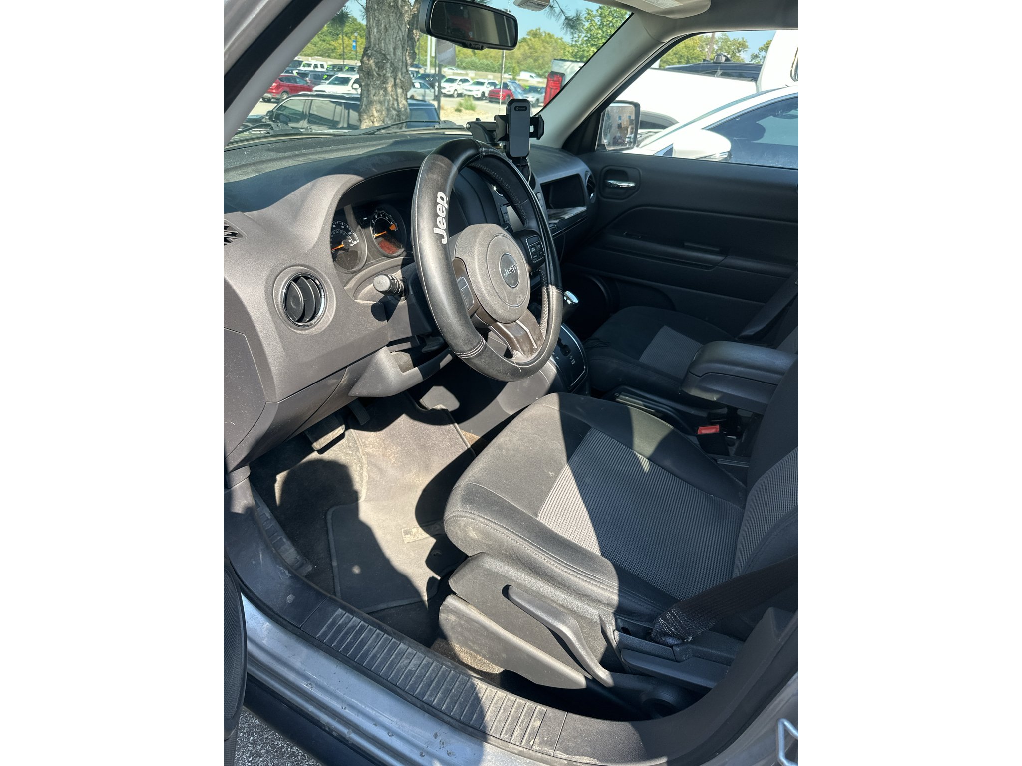 Used 2014 Billet Silver Metallic Clearcoat Jeep Latitude image 9