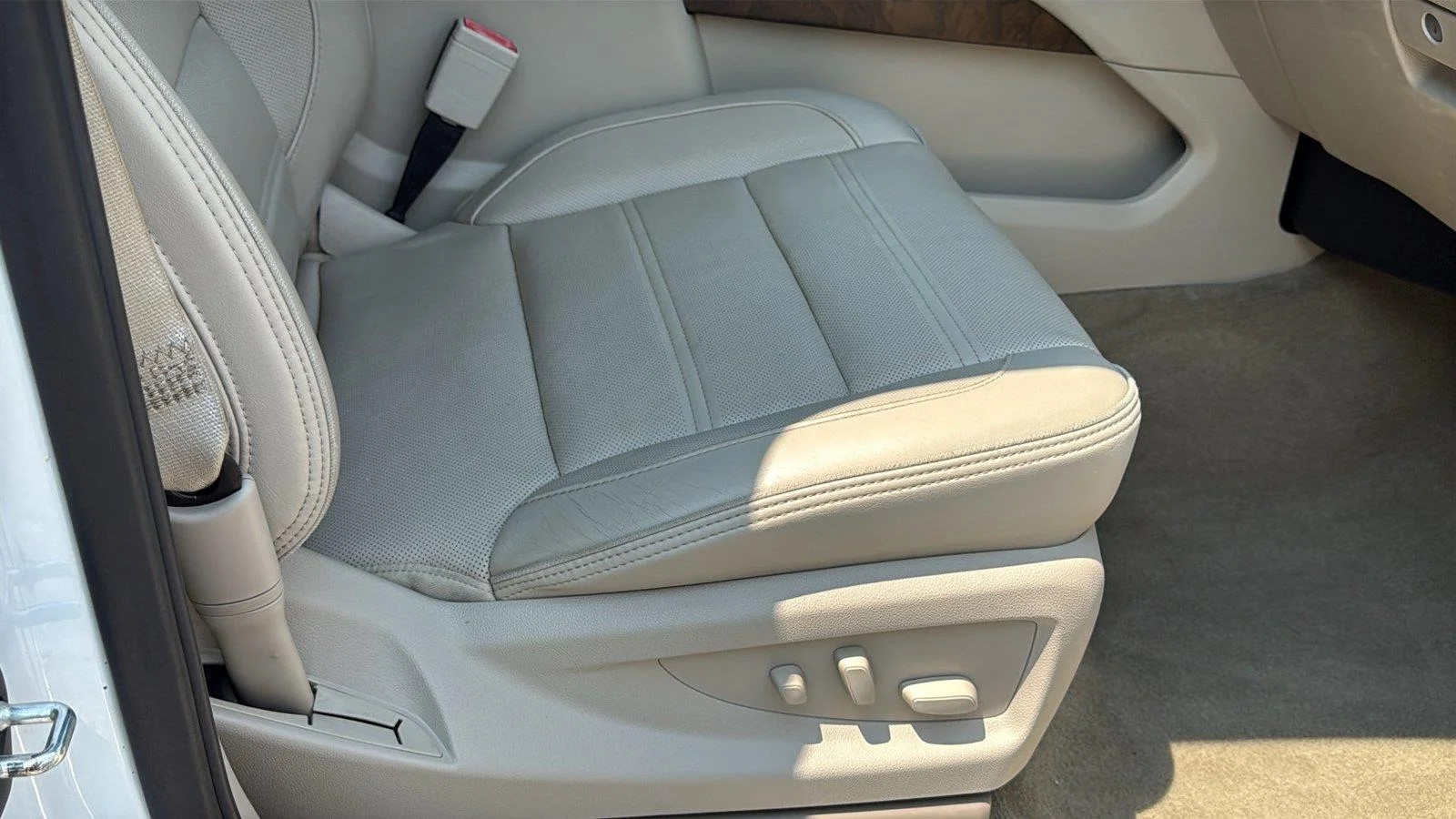 Used 2019 White Frost Tricoat GMC Denali image 29