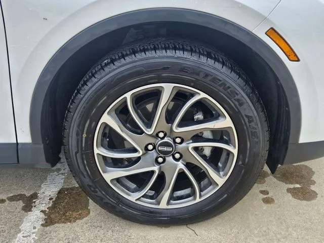 Used 2021 Pristine White Lincoln Standard image 3