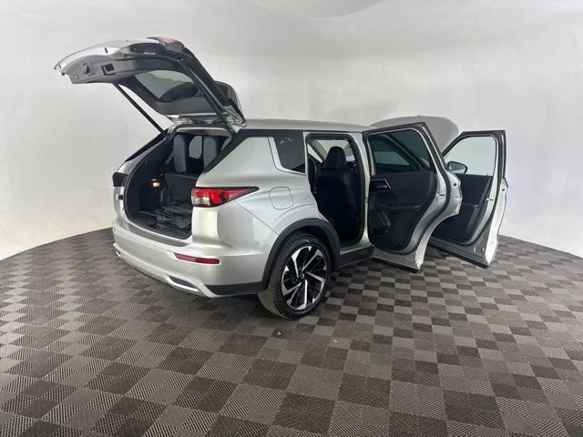 Used 2023  Mitsubishi SE image 14