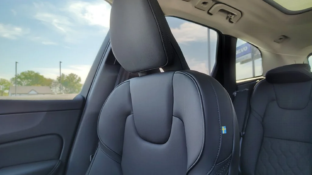 New 2026 Blue Volvo B5 Plus image 21