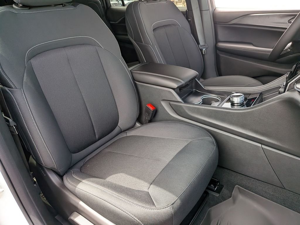 New 2026 Bright White Clear-Coat Exterior Paint Jeep Laredo image 30