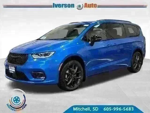 New 2026 Hydro Blue Pearl-Coat Exterior Paint Chrysler Select image 3