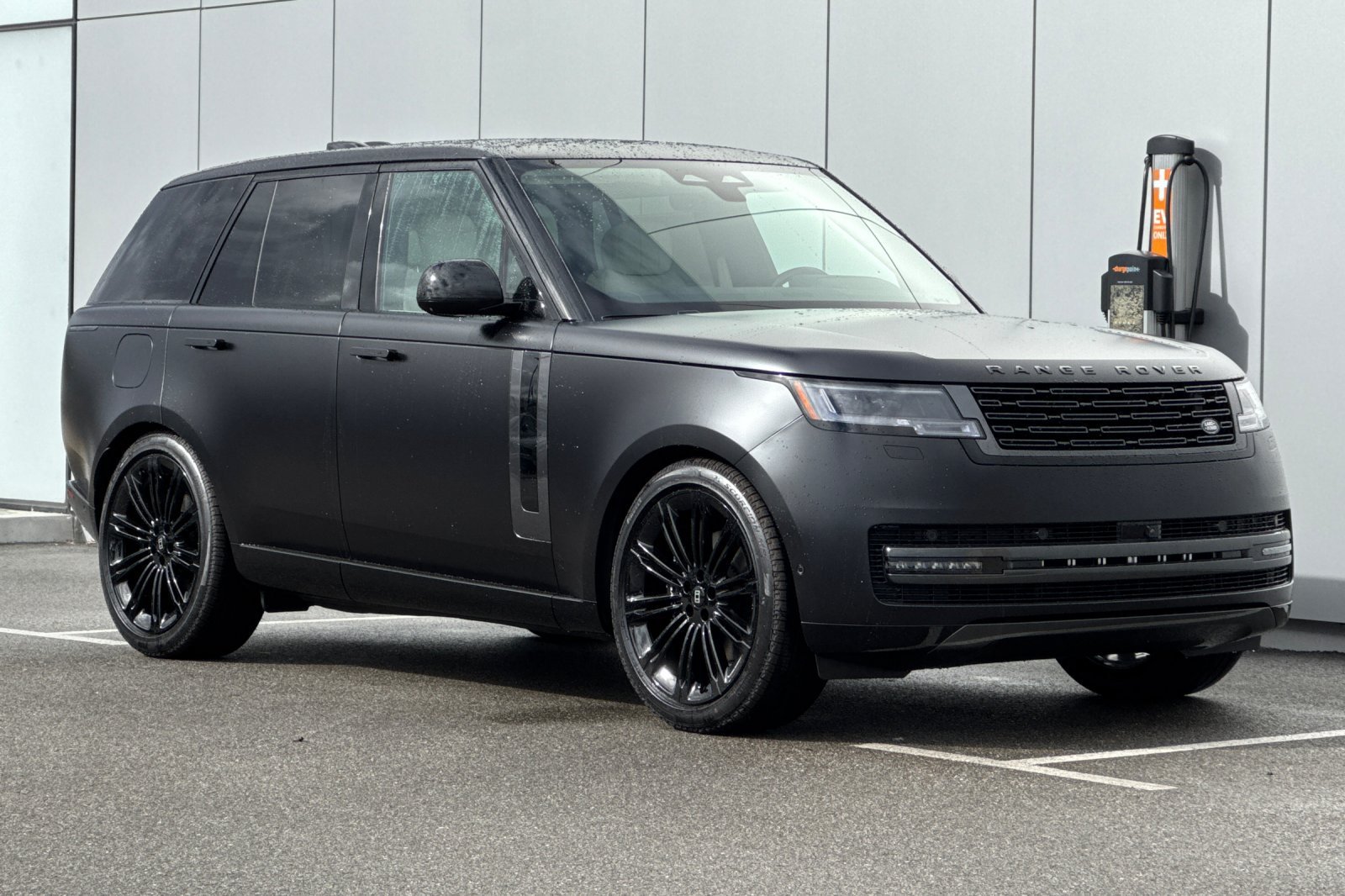 New 2027 Obsidian Black Satin Land Rover SE image 7