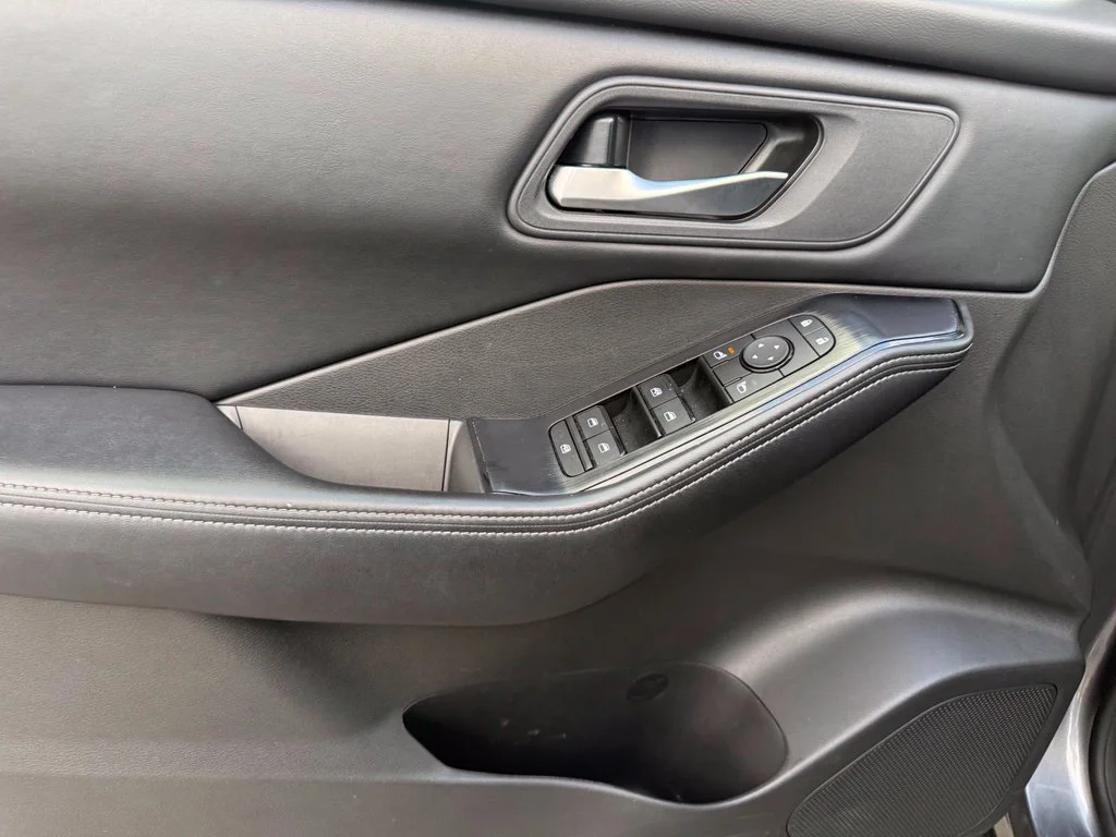Used 2025 Gray Nissan SV image 5