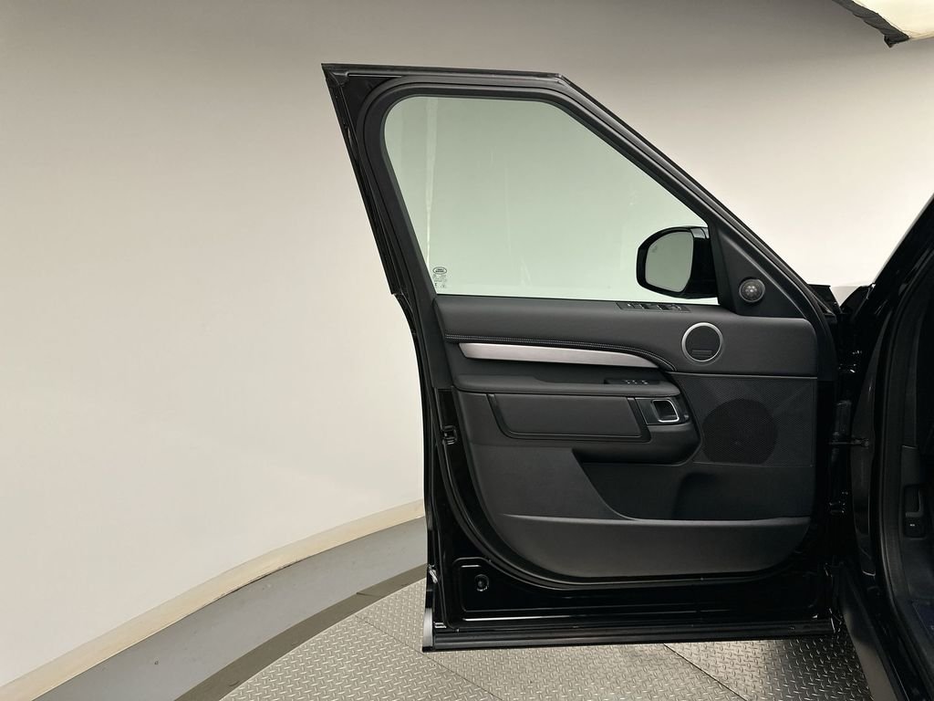 New 2026 Santorini Black Metallic Land Rover Dynamic SE image 9