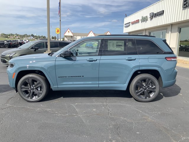 New 2027 Steel Blue Paint Jeep Limited Reserve image 2