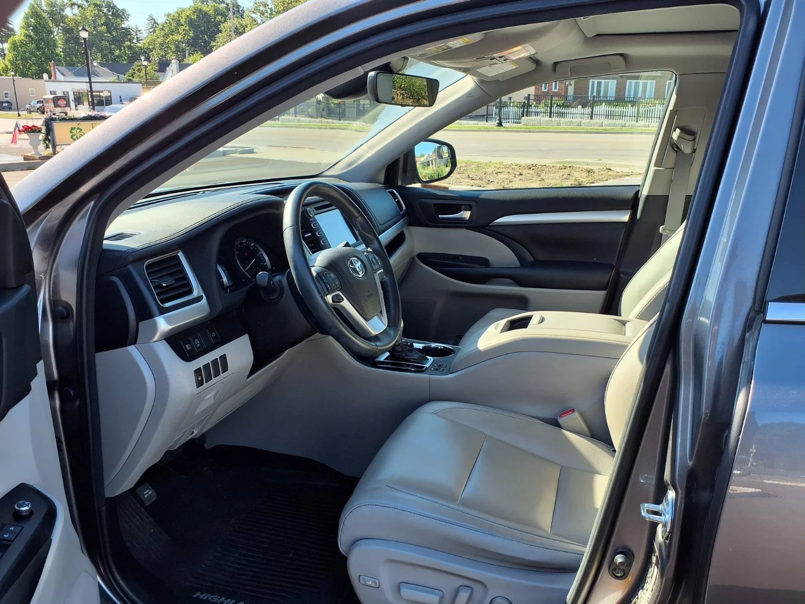 Certified Used 2018 Predawn Gray Mica Toyota XLE image 20