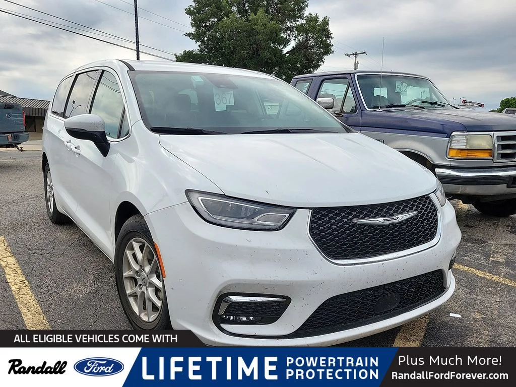 2023 Chrysler Pacifica Touring L's photo