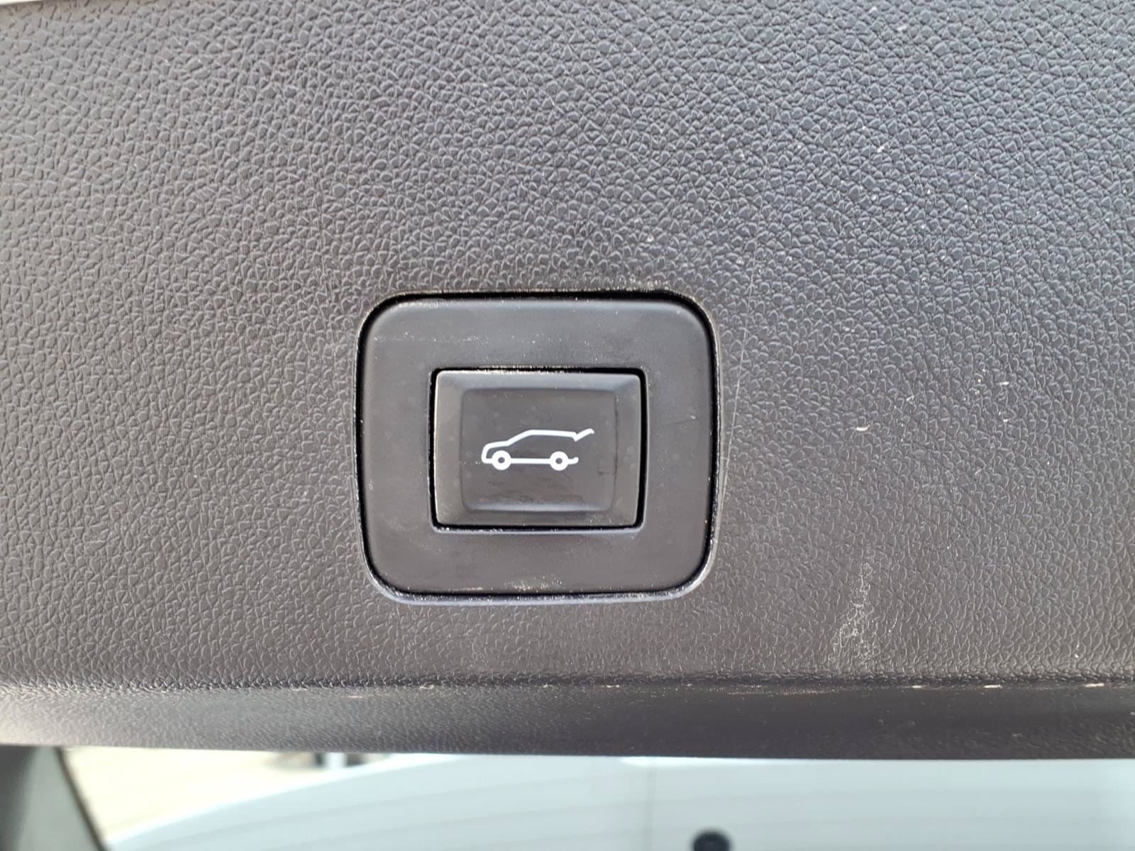 Used 2021 White Frost Tricoat Buick Select image 23