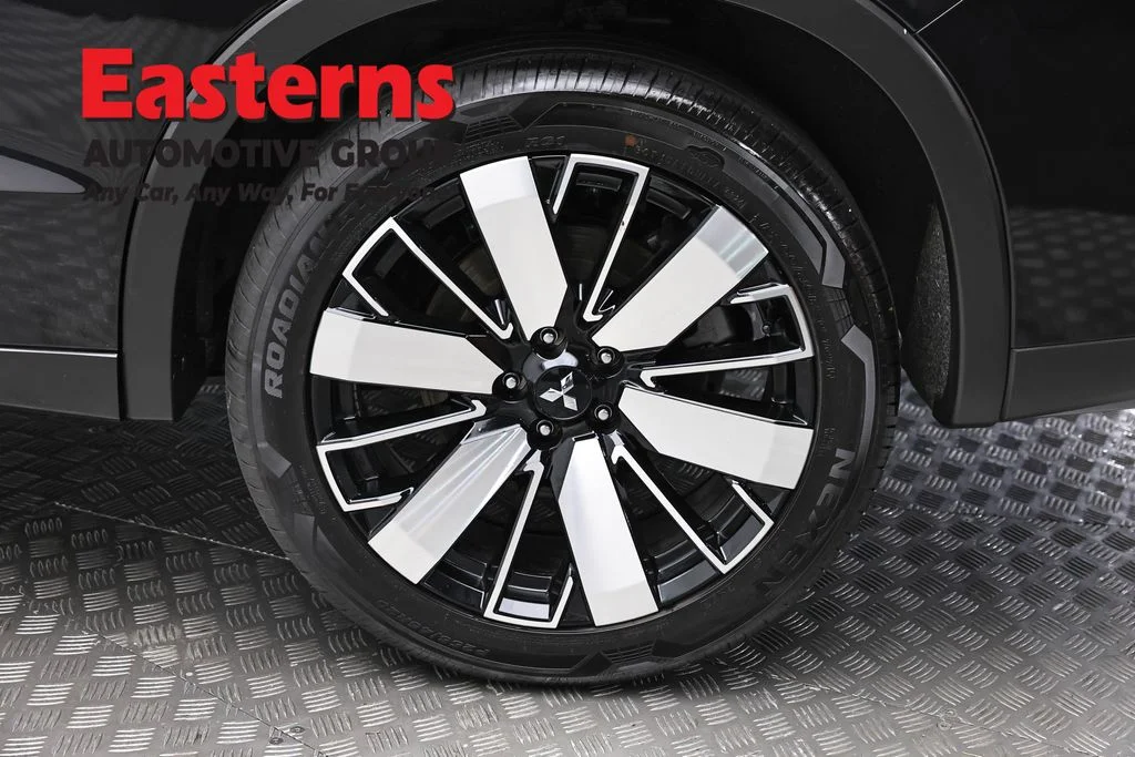 Used 2025 Black Mitsubishi SE image 8