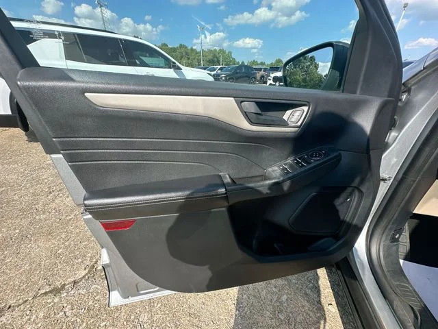 Used 2022 Silver Ford SE image 24