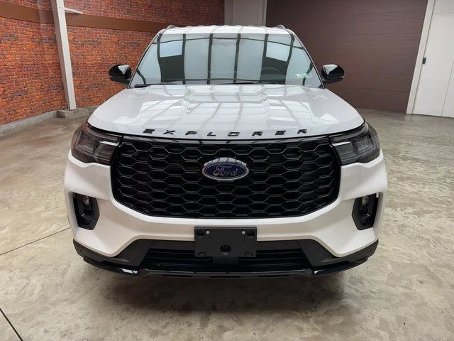 New 2026 Star White Metallic Tri-Coat Ford ST-Line image 8