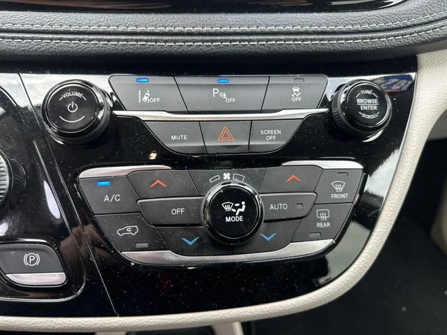 Used 2024 White Chrysler Select image 18