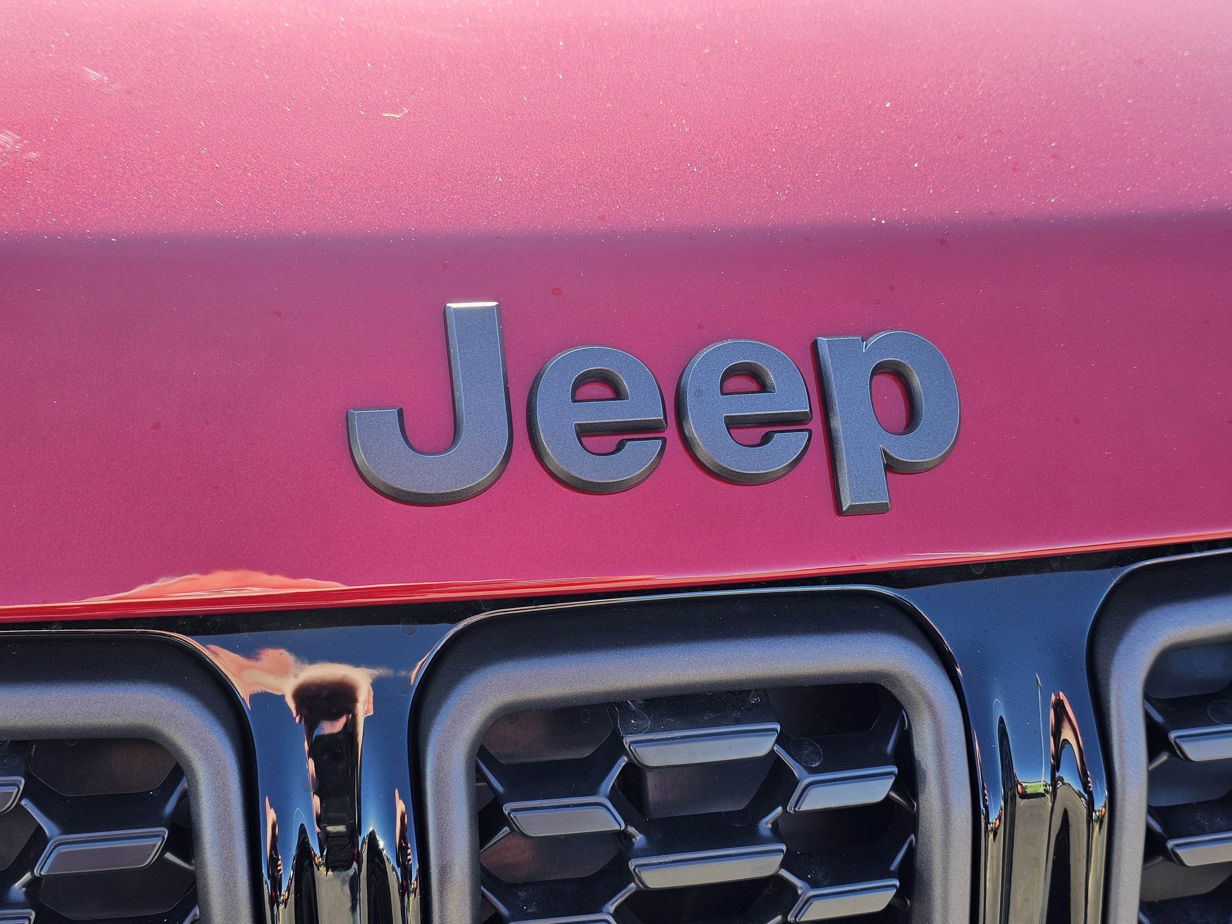 New 2026 Red Hot Pearlcoat Jeep Latitude Altitude image 3