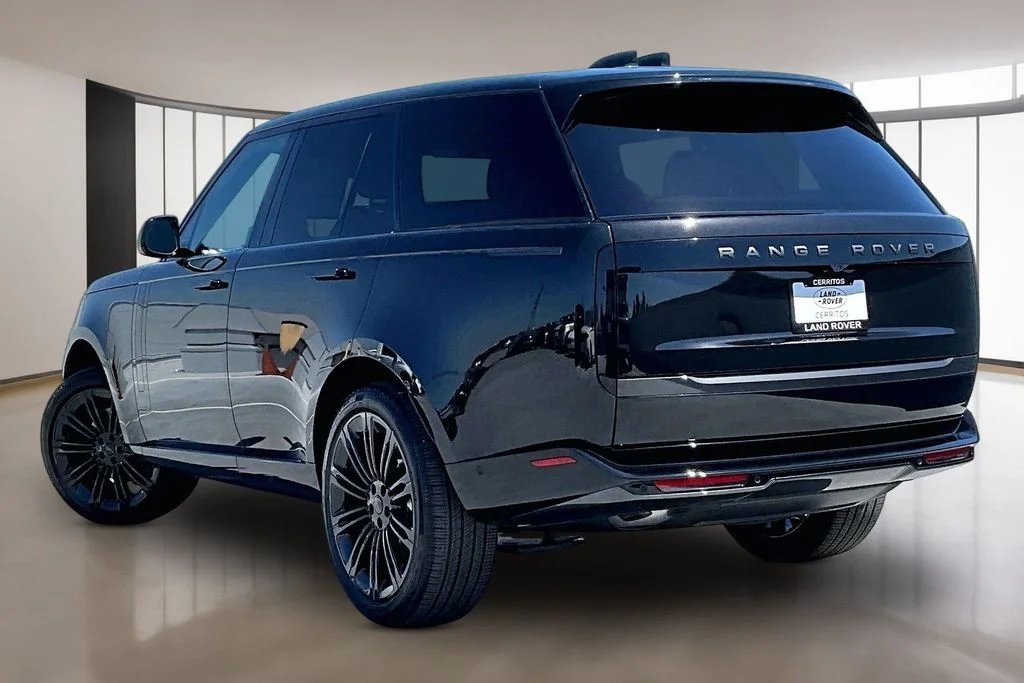 New 2026 Black Land Rover SE image 3