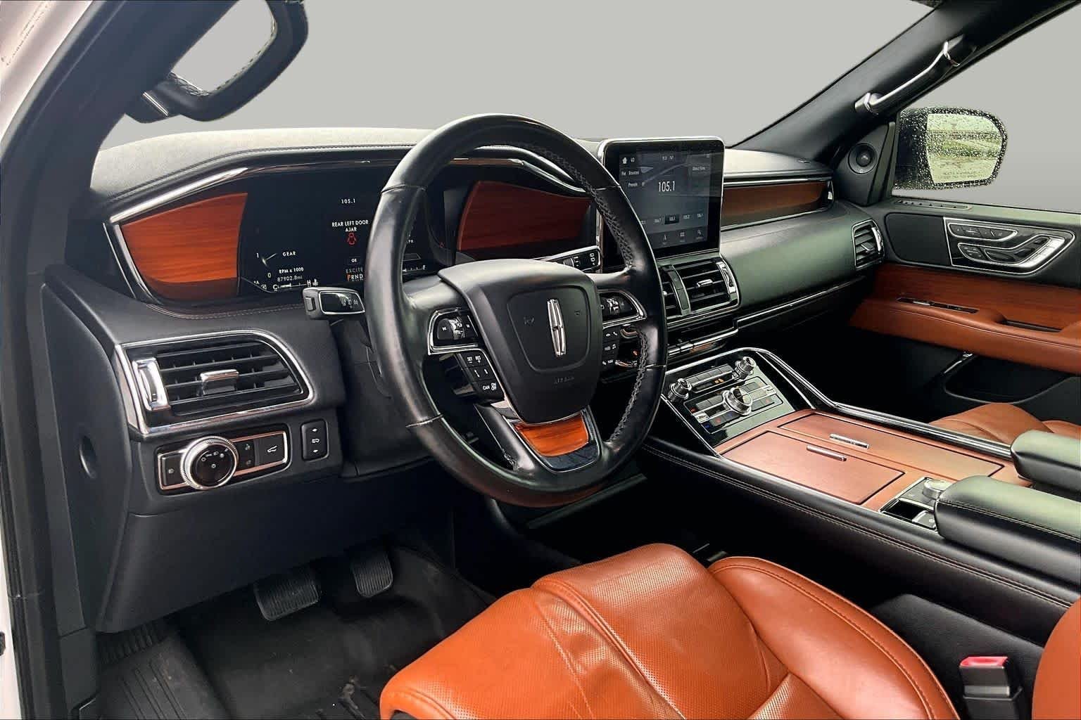 Used 2018 White Platinum Metallic Tri-Coat Lincoln Reserve image 18