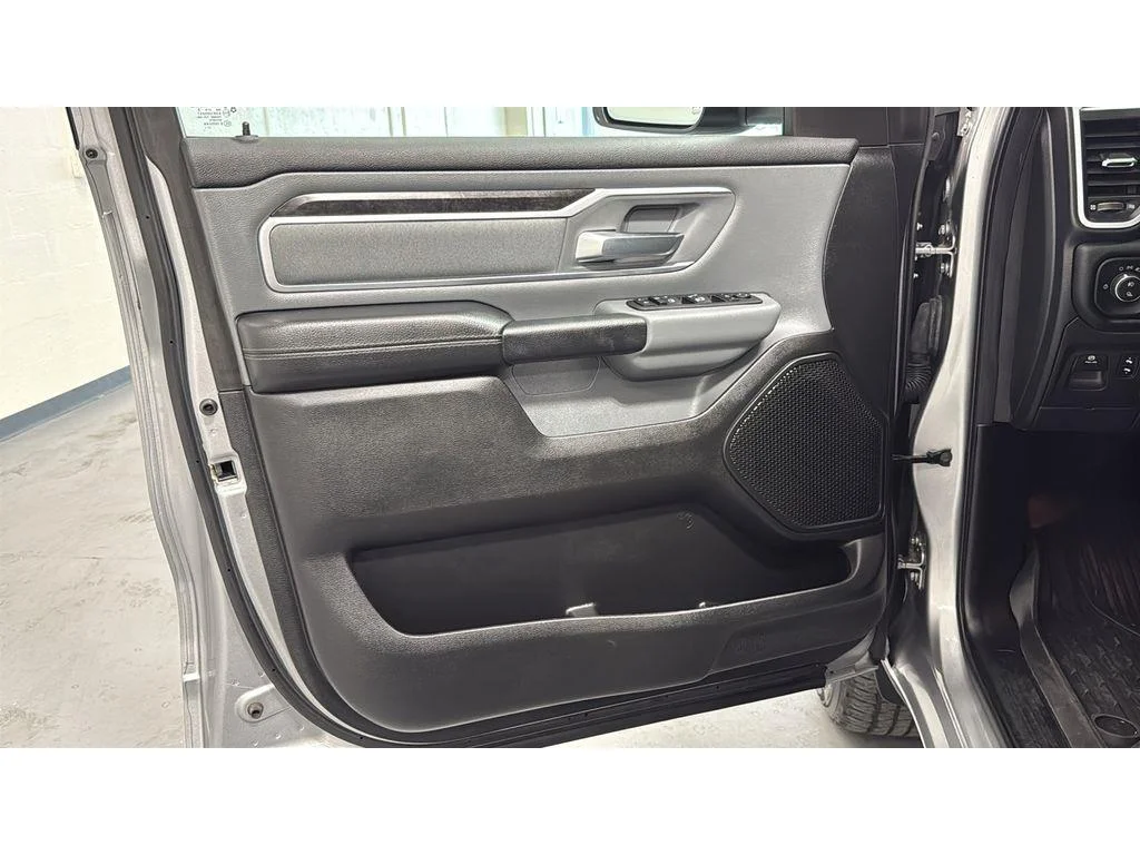 Used 2022 Billet Silver Metallic Clearcoat Ram Big Horn Crew Cab 4X4 3.6L V6 1 OWNER image 17