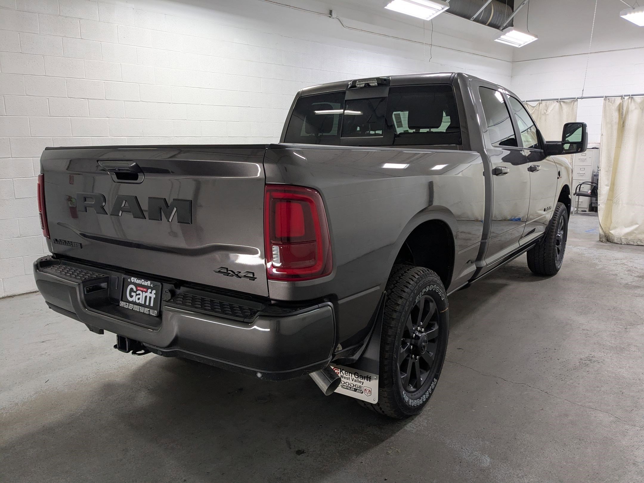 New 2026 Granite Crystal Metallic Clear-Coat Exterior Paint RAM Laramie image 4