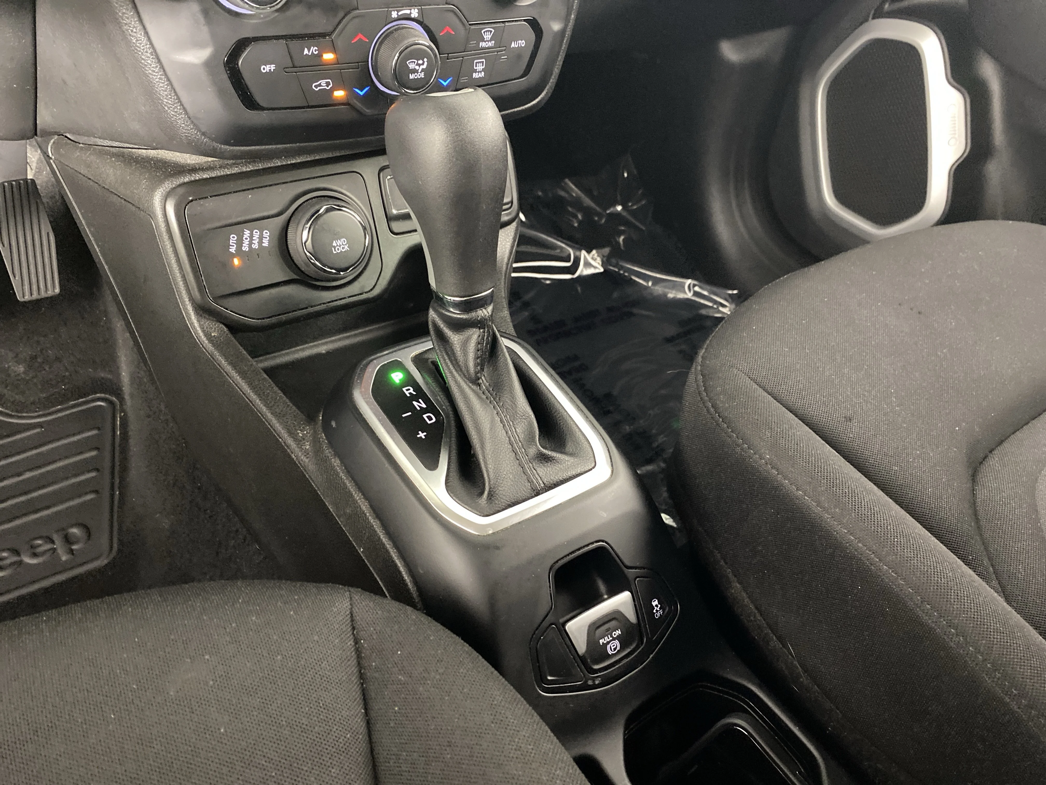 Used 2020 Alpine White Clearcoat Jeep Latitude image 30