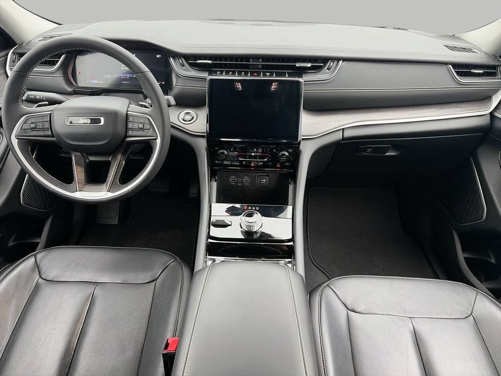 Used 2023  Jeep Limited image 10