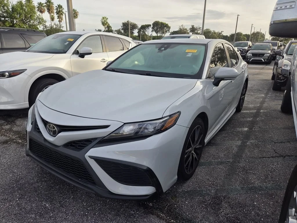 Used 2022 Ice Toyota SE image 3