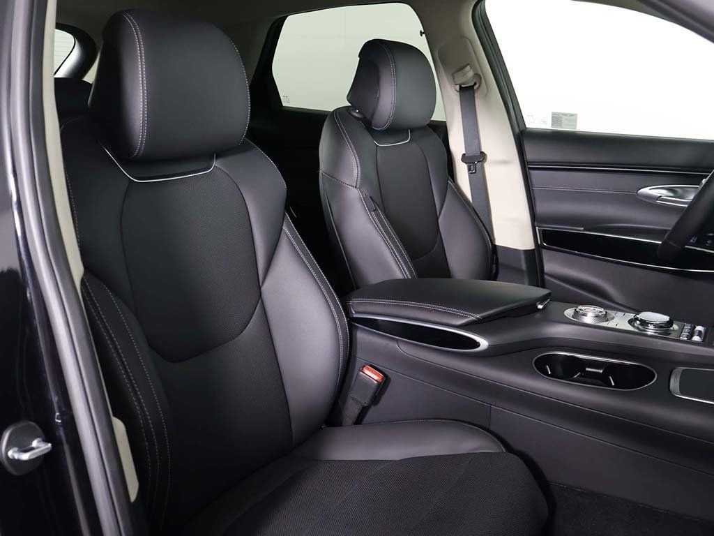Used 2025 Black Genesis 2.5T image 28