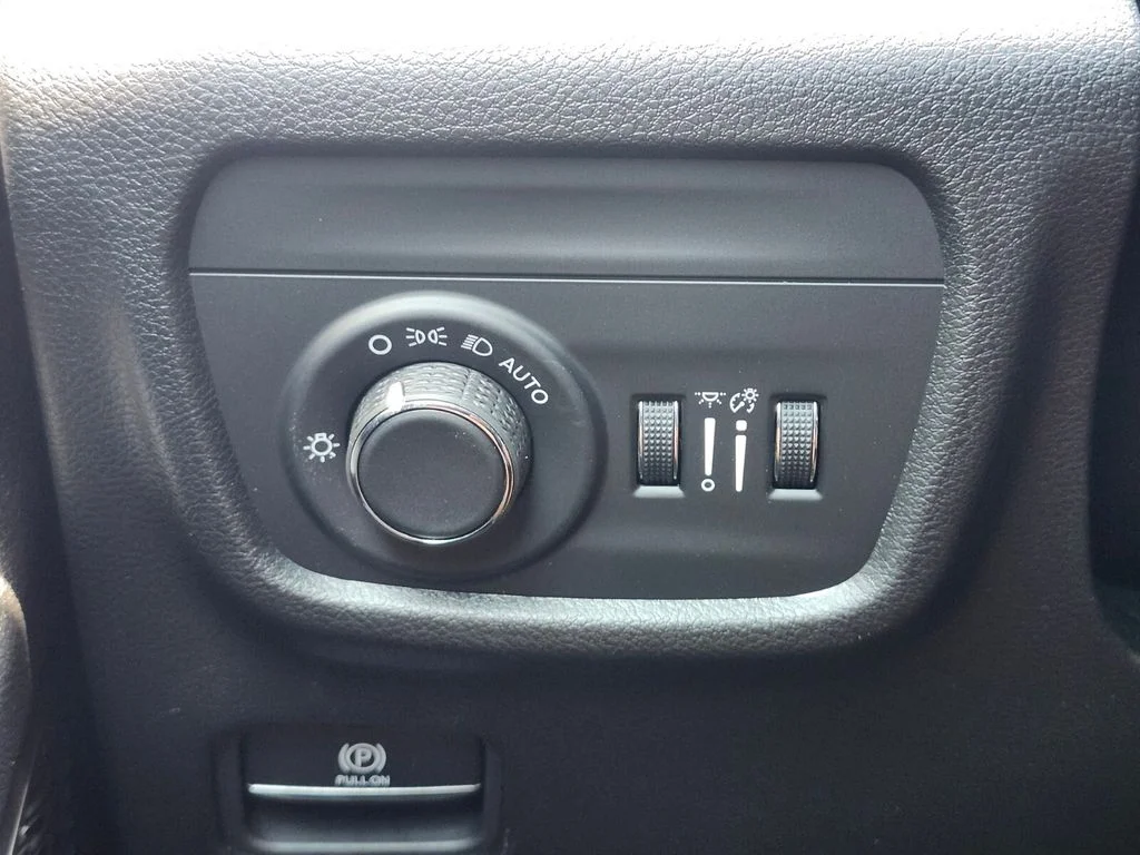 New 2026 Bright White Clear-Coat Exterior Paint Jeep Altitude image 24