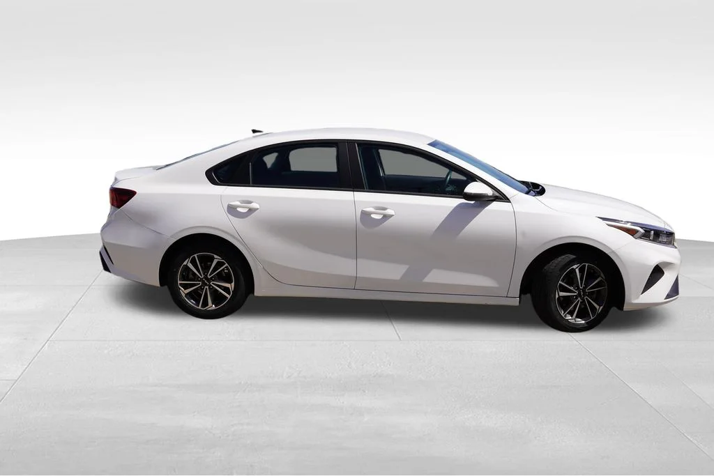 Used 2023 Snow White Pearl Kia LXS image 3