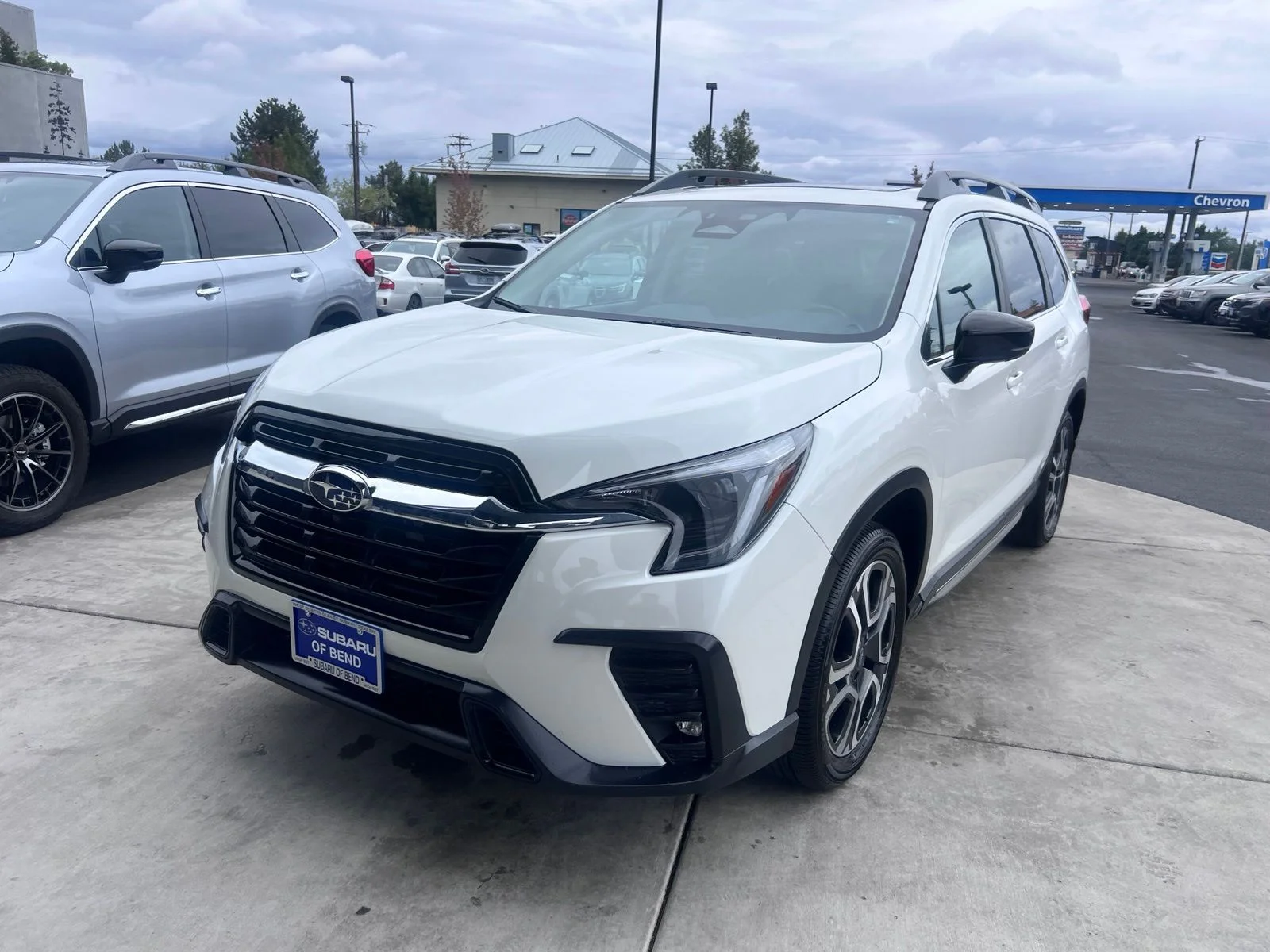 Used 2025 Crystal White Pearl Subaru Limited image 2