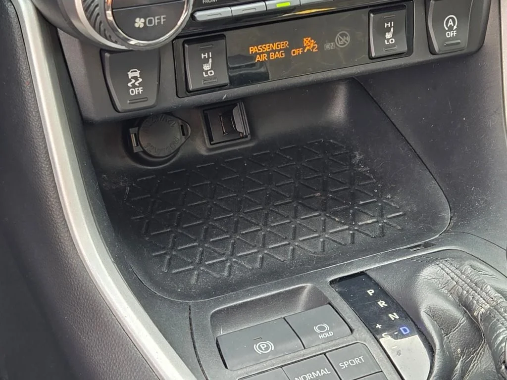 Used 2020 Black Toyota XLE image 28