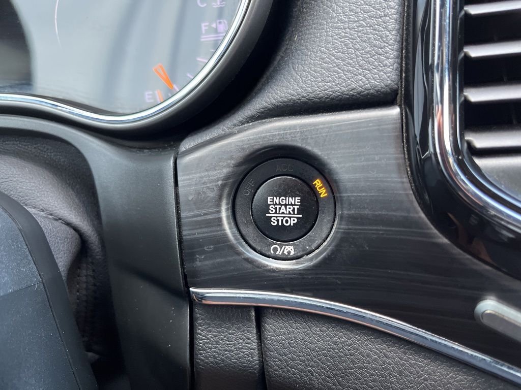 Used 2021 Diamond Black Jeep Limited image 28