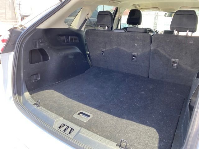 Used 2022 White Ford SE image 5