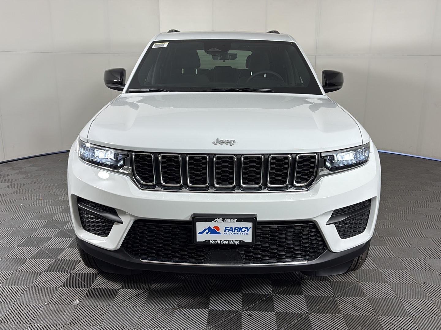 New 2026 Bright White Clear-Coat Exterior Paint Jeep Laredo image 3