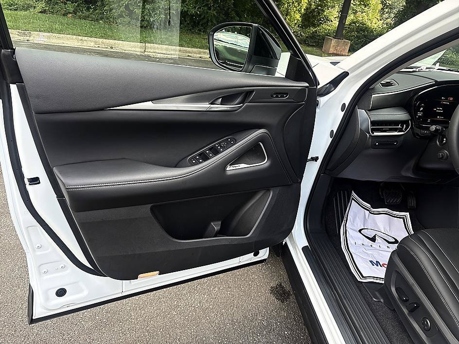 New 2027 Radiant White INFINITI LUXE image 9