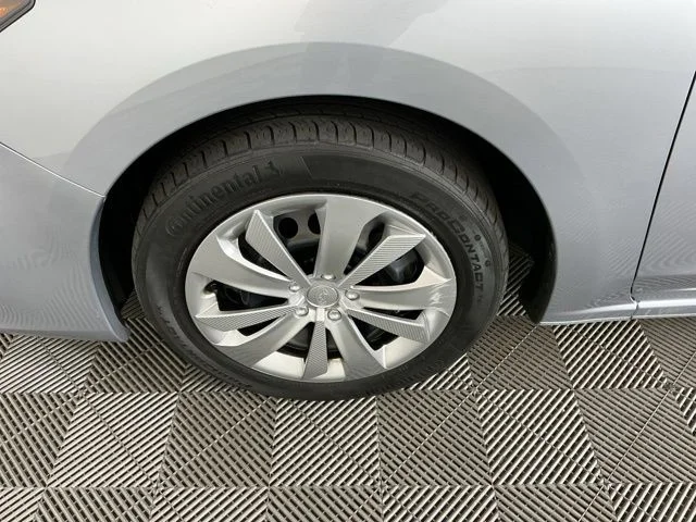 Used 2018 Ice Silver Metallic Subaru 2.0i image 27