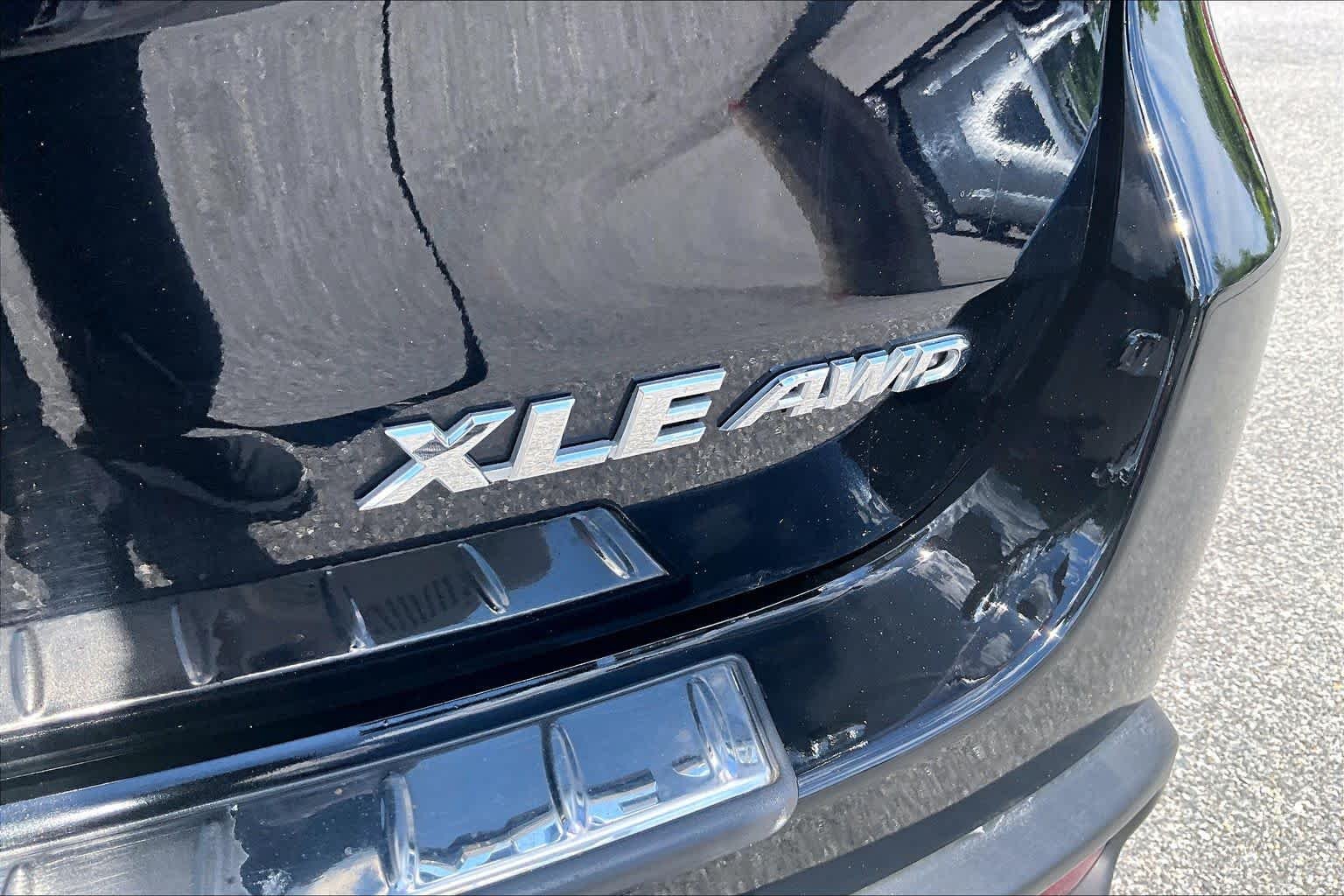 Used 2018 Midnight Black Metallic Toyota XLE image 10