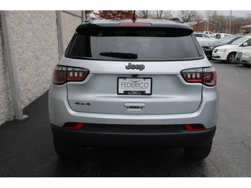 New 2026 Silver Zynith Metallic Clear-Coat Exterior Paint Jeep Limited Altitude 4x4 image 4