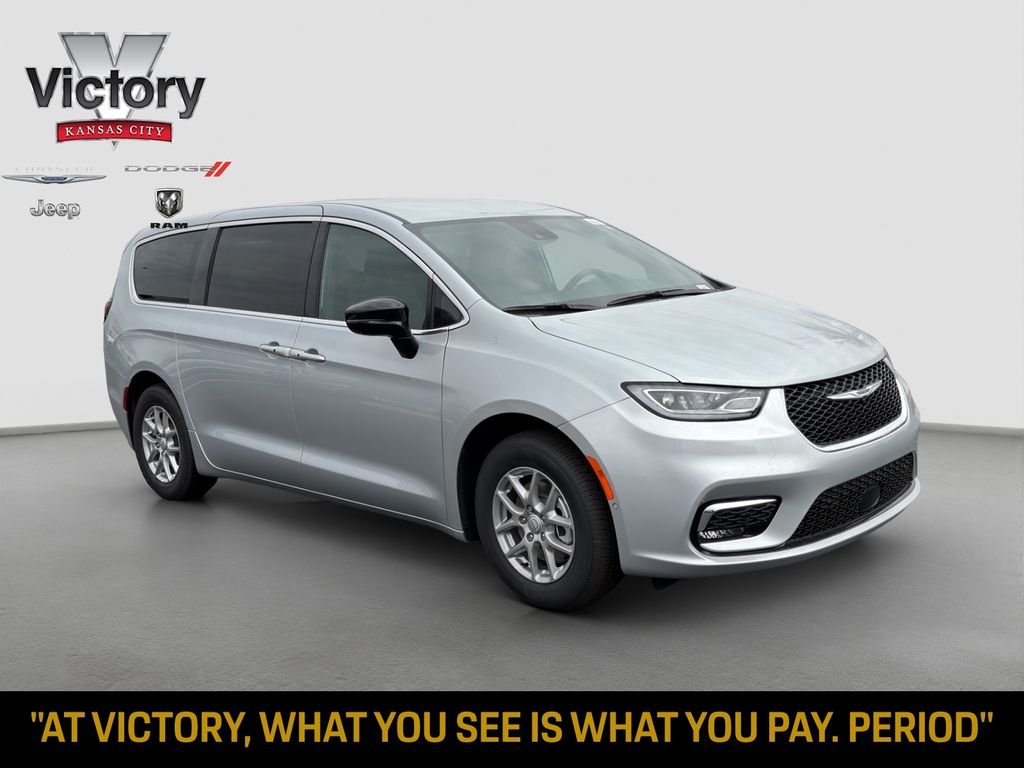2026 Chrysler Pacifica Select's photo