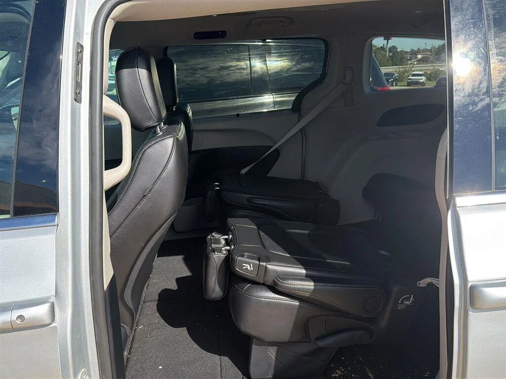 Used 2024 Silver Mist Clearcoat Chrysler Touring L image 4